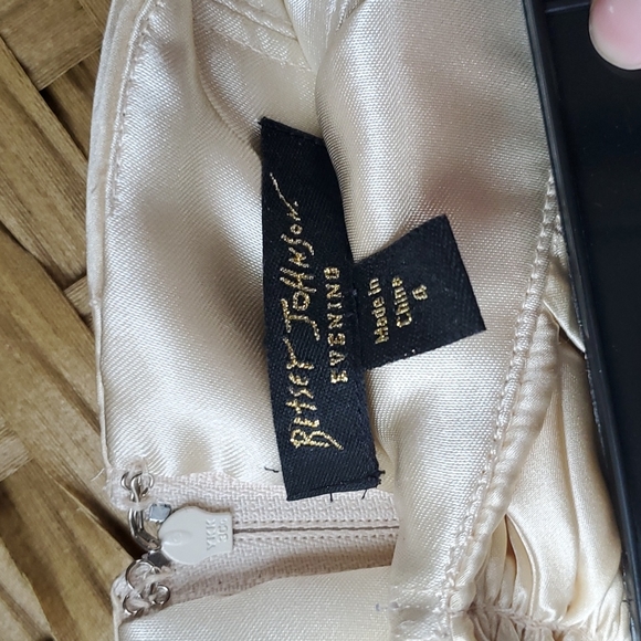 EUC, Betsy Johnson, sz 4 evening dress - Picture 7 of 7